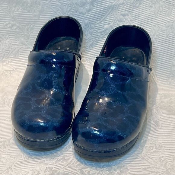 Sanita Clogs Mules Size 8 (39) Blue Black Animal Print Shiny Slip Resistant - Picture 2 of 6